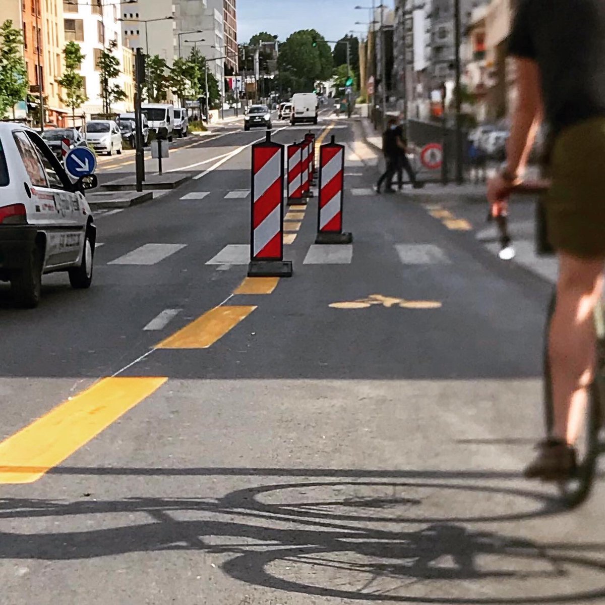 maurelita's tweet photo. Trop cool, on a des pistes cyclables temporaires aussi sur la N7 ! Un boulevard 😃 mais déjà des #gcum et des comportements dangereux des autosolistes... lundi sera sans moi #eworking #bewellworkwell #SolutionVelo https://t.co/ofCPfhRtI9