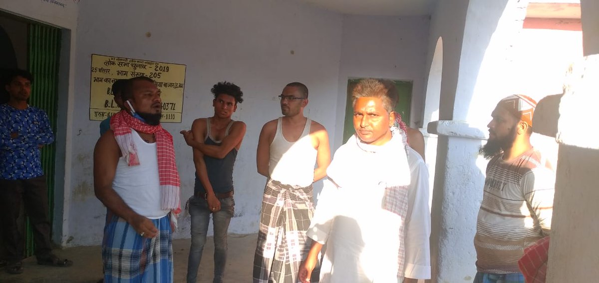 asifm_sana's tweet photo. @SitamarhiDm this man in white outfit is a govt.teacher meeting with labors who are brought from Gujrat and have been quarantined at Ghagra School of Sitamarhi. How could a man from outside visit and meet the quarantined people. This could be really a threat to the people of sit. https://t.co/6FkBMFTXec