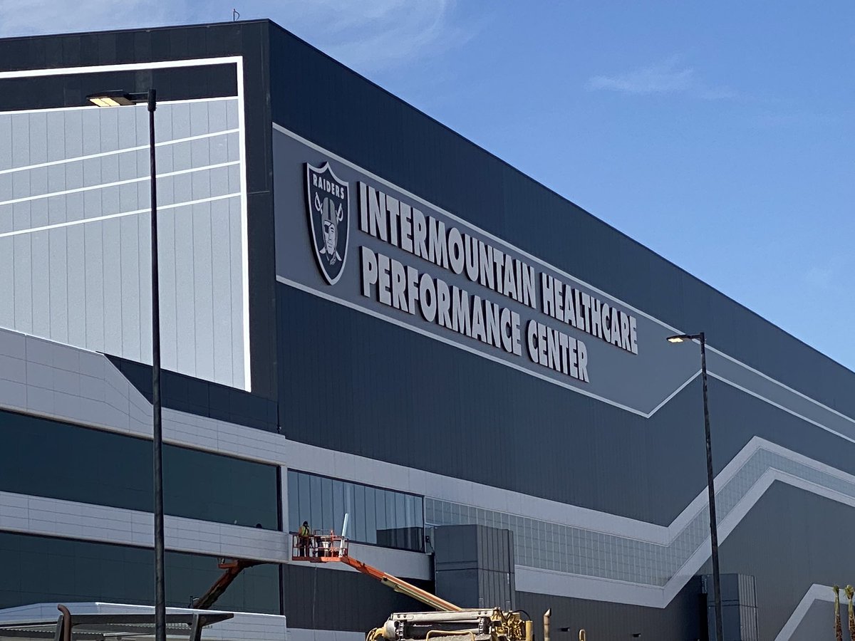 mickakers's tweet image. New signage up at the @Raiders Henderson HQ and practice facility. #vegas #raiders