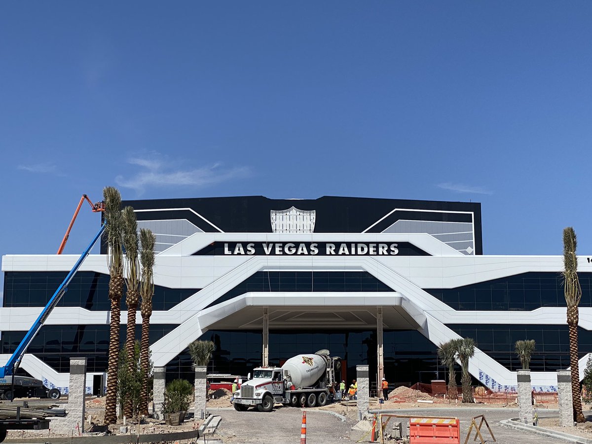 mickakers's tweet image. New signage up at the @Raiders Henderson HQ and practice facility. #vegas #raiders