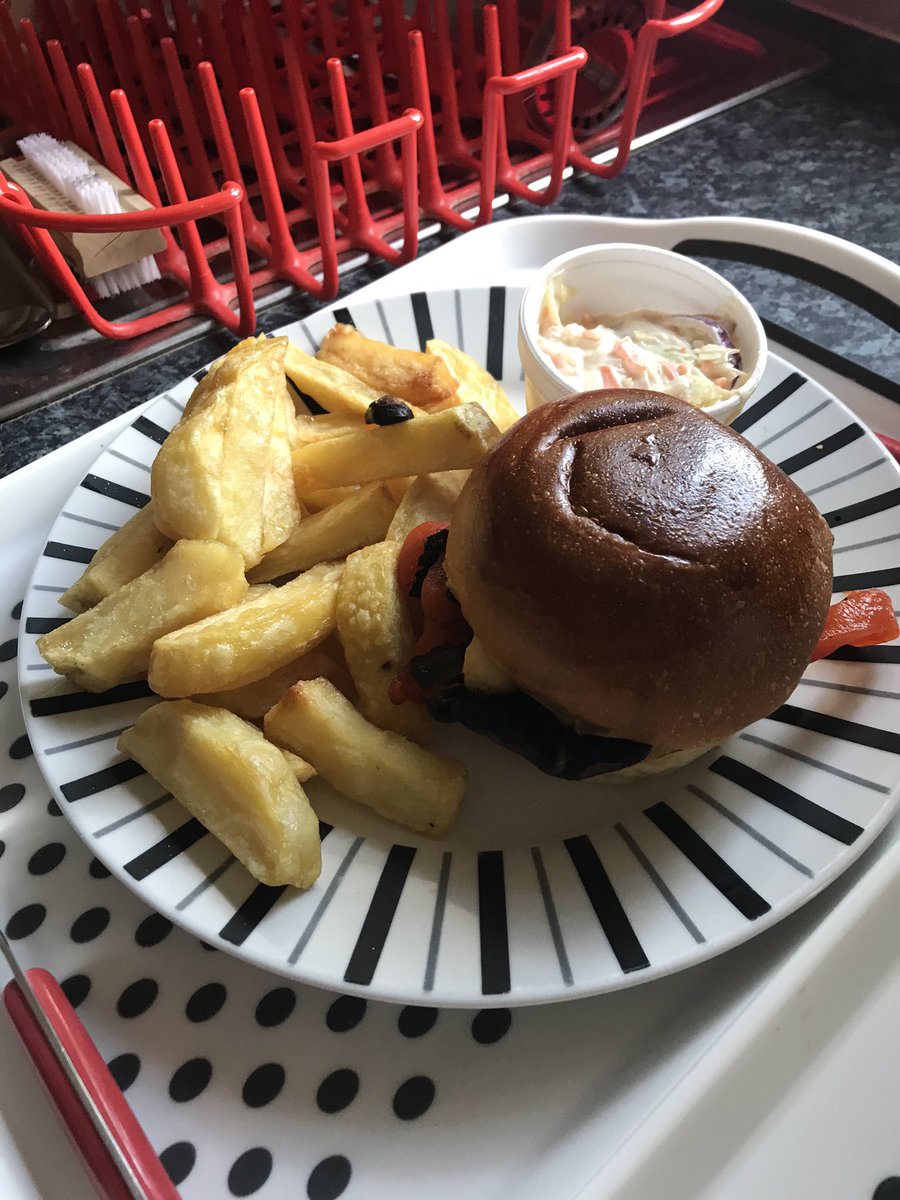 SamSmette's tweet photo. Nice to support a good local pub for dinner today and such a delicious meal too! Thanks @HorseGroomInn in #Milcombe - great service & reasonable prices too! Will be back after lockdown, if not before! #Banbury https://t.co/Kdm9tl5pv1