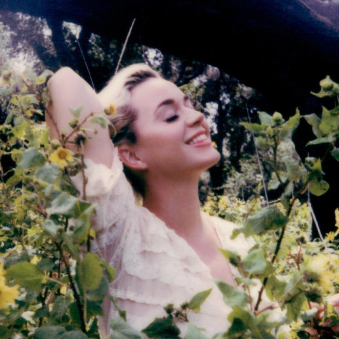Isamarkatycat's tweet photo. Guys! I was thinking why we don’t do a countdown here in Twitter, let’s trend everyday a hashtag... #6DaysUntilDaisies #5Da.....
The day of release we trend another... @likeathornrose @evrenperry @kxtysboy_ @KatysLLover @katyperrypress @katysslutx @suddenlyistan_ @chainedperrys https://t.co/cF1fN88GY9