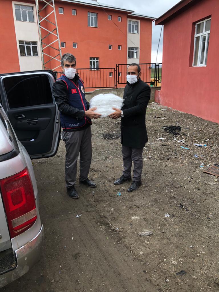 İlçemizde maske üretimi ve dağıtımı tüm  hızıyla devam etmektedir .
Vatandaşımızın hizmetindeyiz. 
#EvdeKalTekman 
#BeraberAsacağız
<a href="/ondercengel/">Önder Çengel</a>