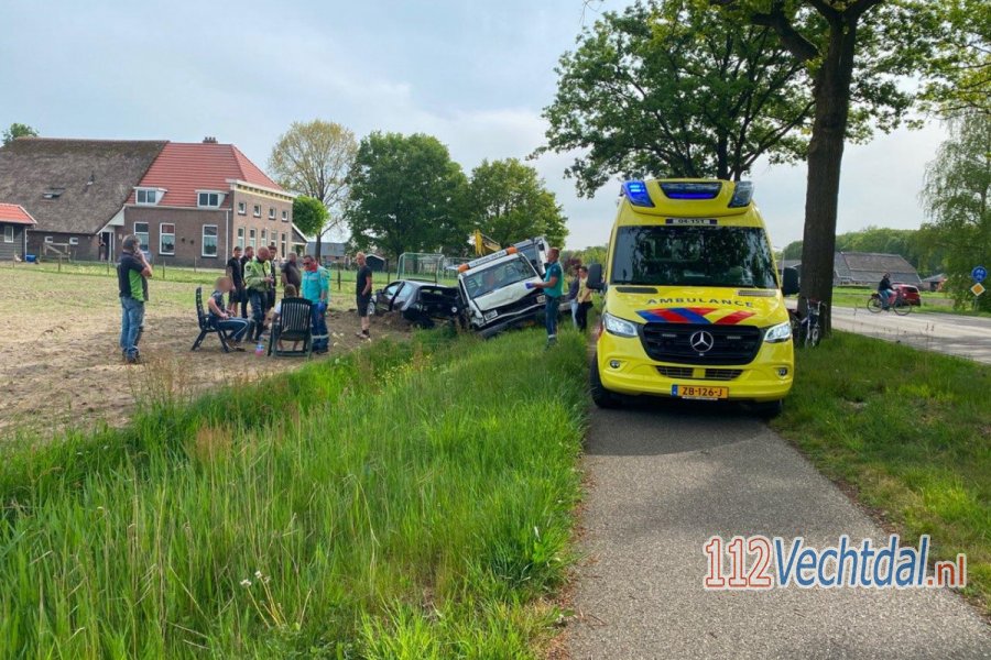 Twee gewonden bij kop-staart aanrijding in #Bergentheim. 112Vechtdal.