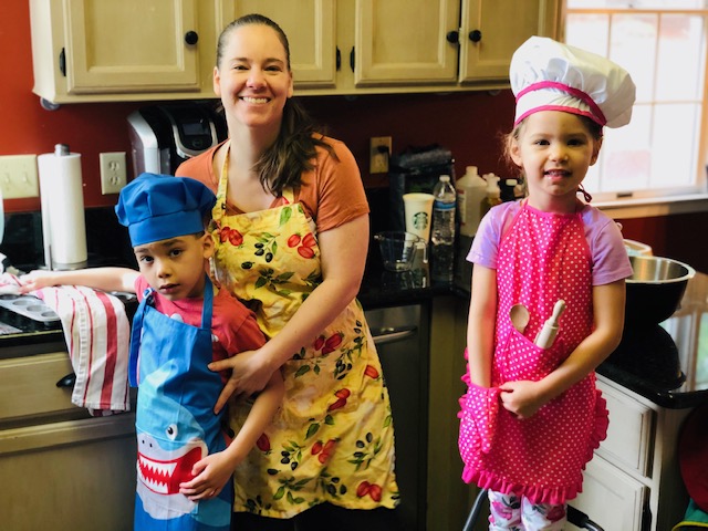 HFCSdalecity's tweet photo. A sweet tradition in our hive - Morning with Mom - took place this morning! Our little bee bakers donned their aprons and whipped up some tasty muffins for their families! #HFCS #tinybakers #muffins #yum https://t.co/2rkBDwvxNh