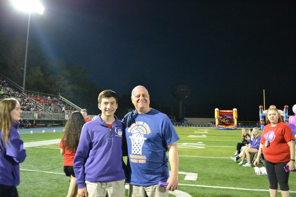 Xavier_Sanchez4's tweet photo. Ugh it’s so sad that there is no @D230Relay event this year. It’s arguably my favorite thing of the school year when I was in high school. To those that were involved remember your work did not go unnoticed & that it will continue to impact so many people #D230Relay #RelayForLife https://t.co/3P8V1vb18X