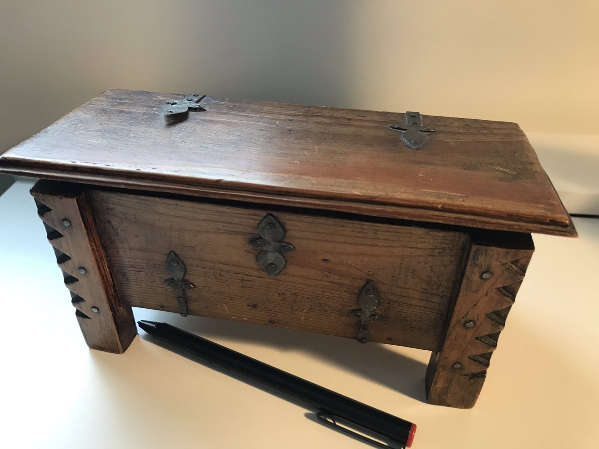 beaudonnet's tweet photo. Au cours de sa longue captivité dans un "oflag", un camp allemand de prisonniers, 
mon grand-père, Gabriel Beaudonnet avait, pour tromper l'ennui, fait à la main ce joli coffret.

En ce 9 mai, je me dis que même si l'Europe est mal fichue, elle nous a quand même apporté la paix. https://t.co/zJ7f3A0vTU