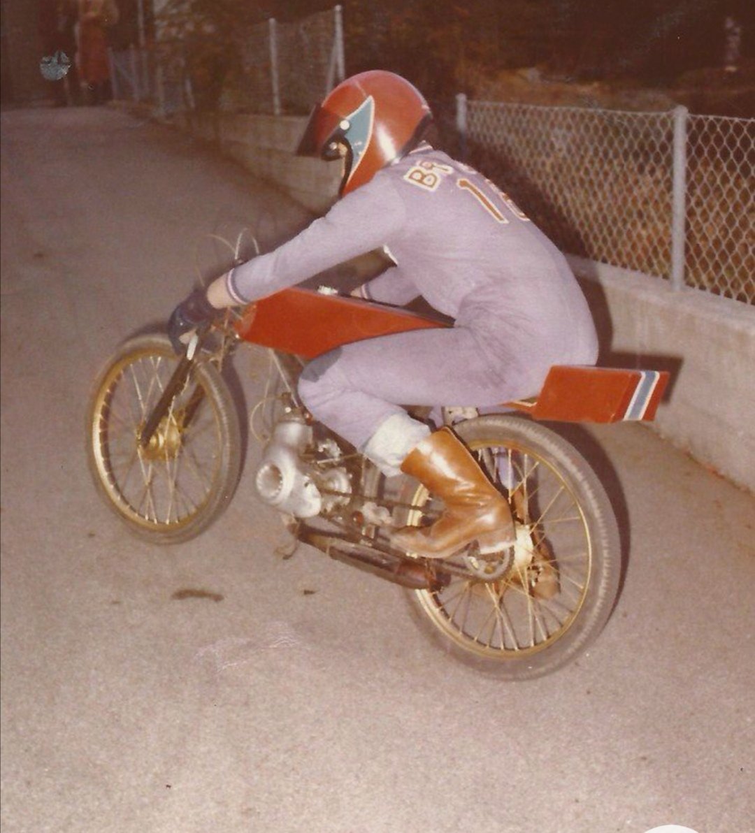 talesofaclubman's tweet photo. Just something so pure about the old 50cc race bikes. Here a Sachs (who I think now make suspension) and a jamathi. Will anything similar ever come back at GP level? #50cc #grandprix #racing #sachs #jamathi https://t.co/h2Ke3ARHxS