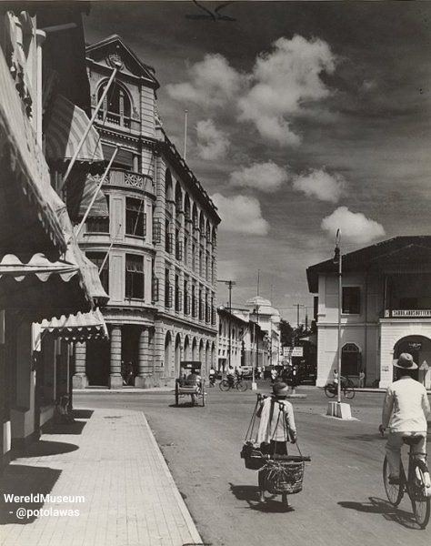 potolawas's tweet photo. Straatbeeld Medan, Sumatra, Indonesië (1936).
•
📸: WereldMuseum || from @potolawas
•
#potolawas #potolawasmedan #jalananmedan #straatfotografie #straat #straatfoto #straatbeeld #medan #medantalk #medanhits #exploremedan #visitmedan #pesonamedan #sumatra #infomedan https://t.co/fg50JhXcYG