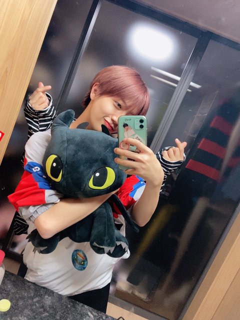 Ini postingan fancafe tgl brp yak lupa hikd. Waktu itu Lupa banget masukin ke Threadಥ‿ಥJadi disini caption nya "With selm hyung love" Itu Serim gaes di blkgnya WonjinGue rada aneh sih mereka tuh jarang selfie buat Fancafe, tapi selalu foto romantic in another view 