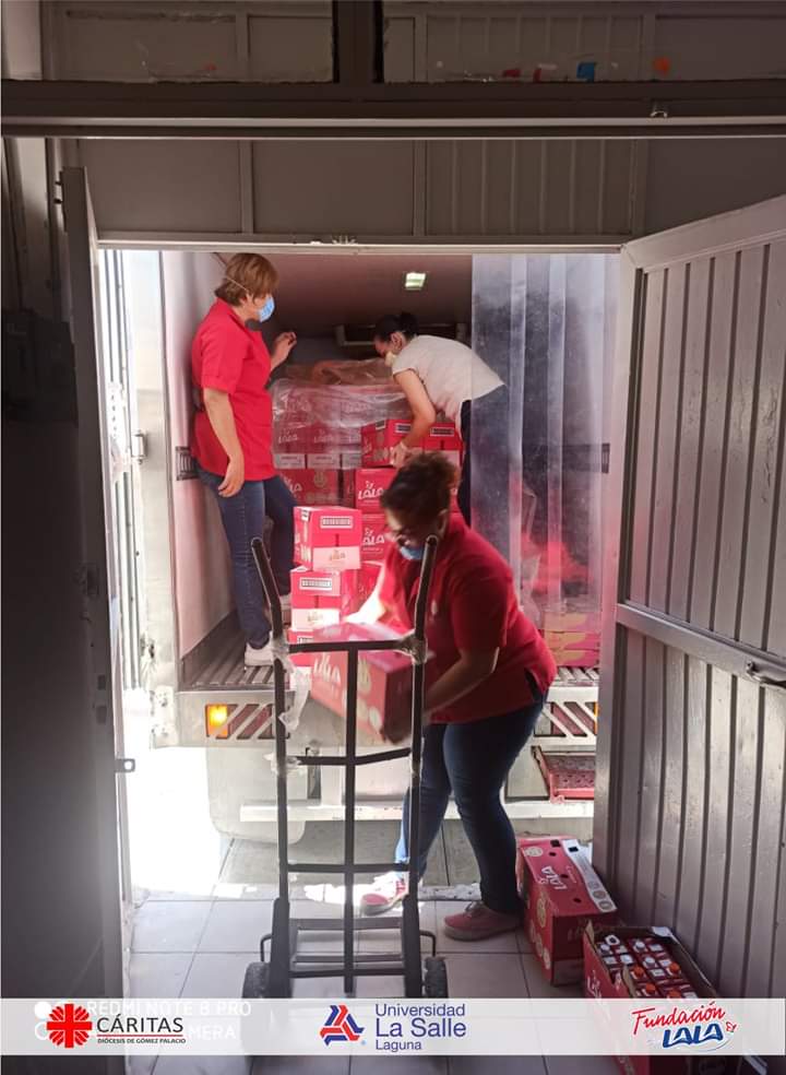 FundacionLalaAC's tweet photo. ¡Unidos por La Laguna!
En coordinación con @CaritasGP  y @lasallelaguna  donamos 3,000 litros de leche para la Campaña Familias Sin Hambre. Iniciativa que acopia alimentos e insumos básicos para familias vulnerables afectadas por #Covid19
# #ComprometidosConMéxico🇲🇽 #GómezPalacio https://t.co/iMzOrSo4oN