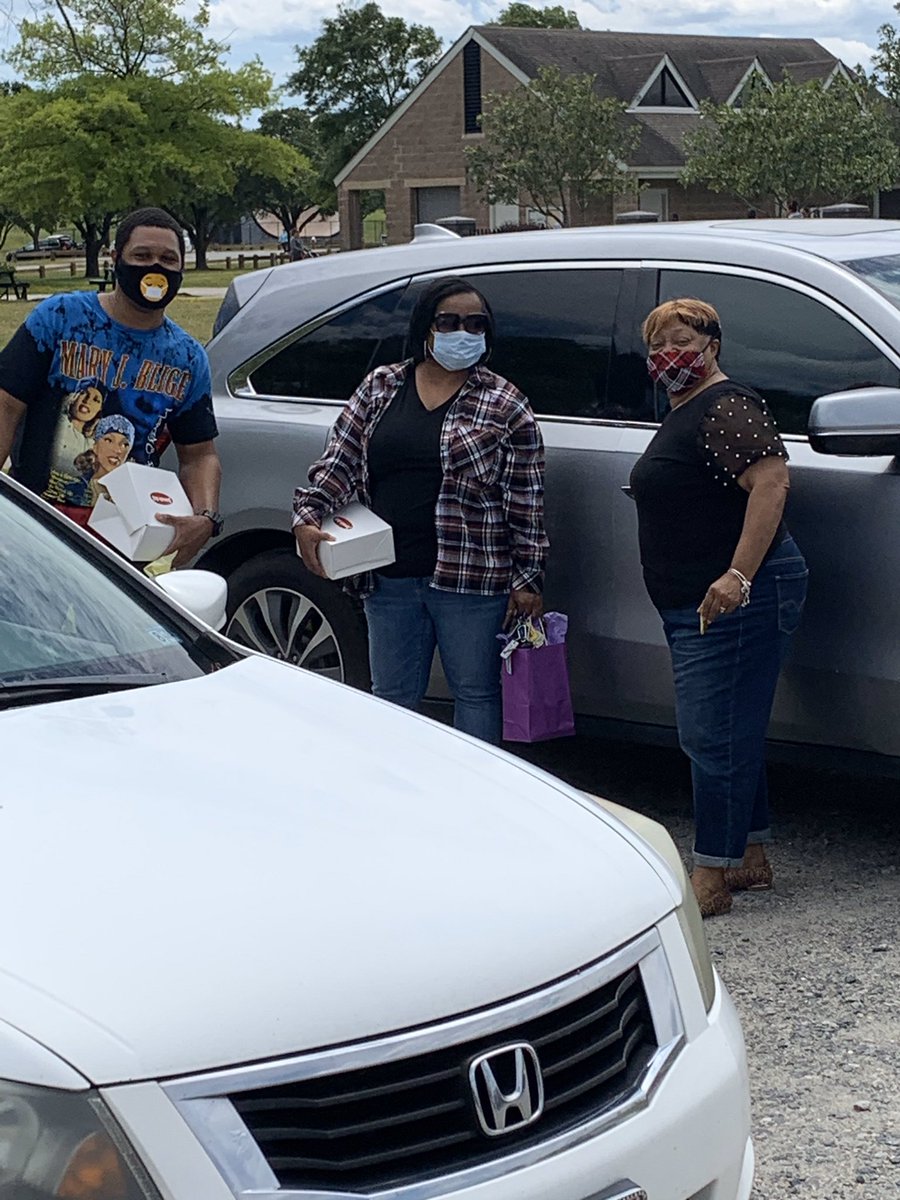 Today we celebrated our dedicated staff members with a social distancing tailgate lunch! A great time was had by all as we talked, laughed, danced, and ate. #WeLoveOurPBYoungins #PBYoungStrong @NPSchools @Cluster2ES