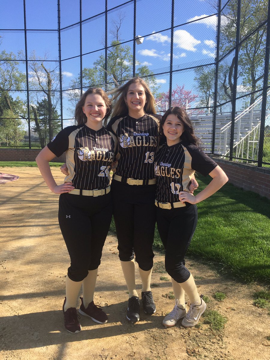 DHSSoftball10's tweet photo. Picture day for seniors📸 Thanks coaches for the cake!! https://t.co/igCy8VhoUl