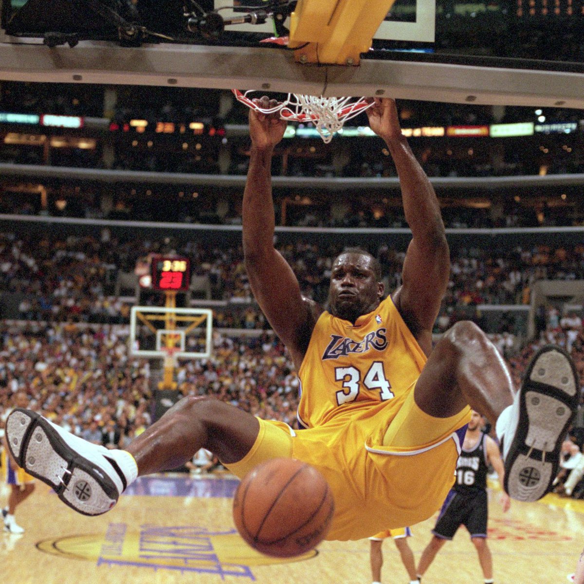 JasonHavelka's tweet photo. Nobody more dominant in all of sports ever than @SHAQ .. it's not even debatable. Watch dude's highlights https://t.co/7t4OpQ4S44