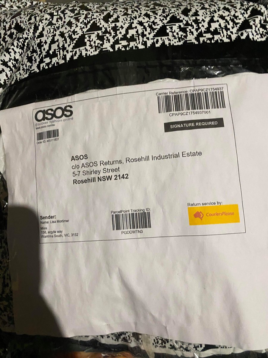 lisamortimer's tweet photo. @ASOS_HeretoHelp I have been trying to get my refund for two orders I returned for a month now. The courier company didn’t pick up my booked delivery for a whole week before it was either lost or stolen. I’ve provided proof of the parcels 1/2 https://t.co/Ym0zxhr53s