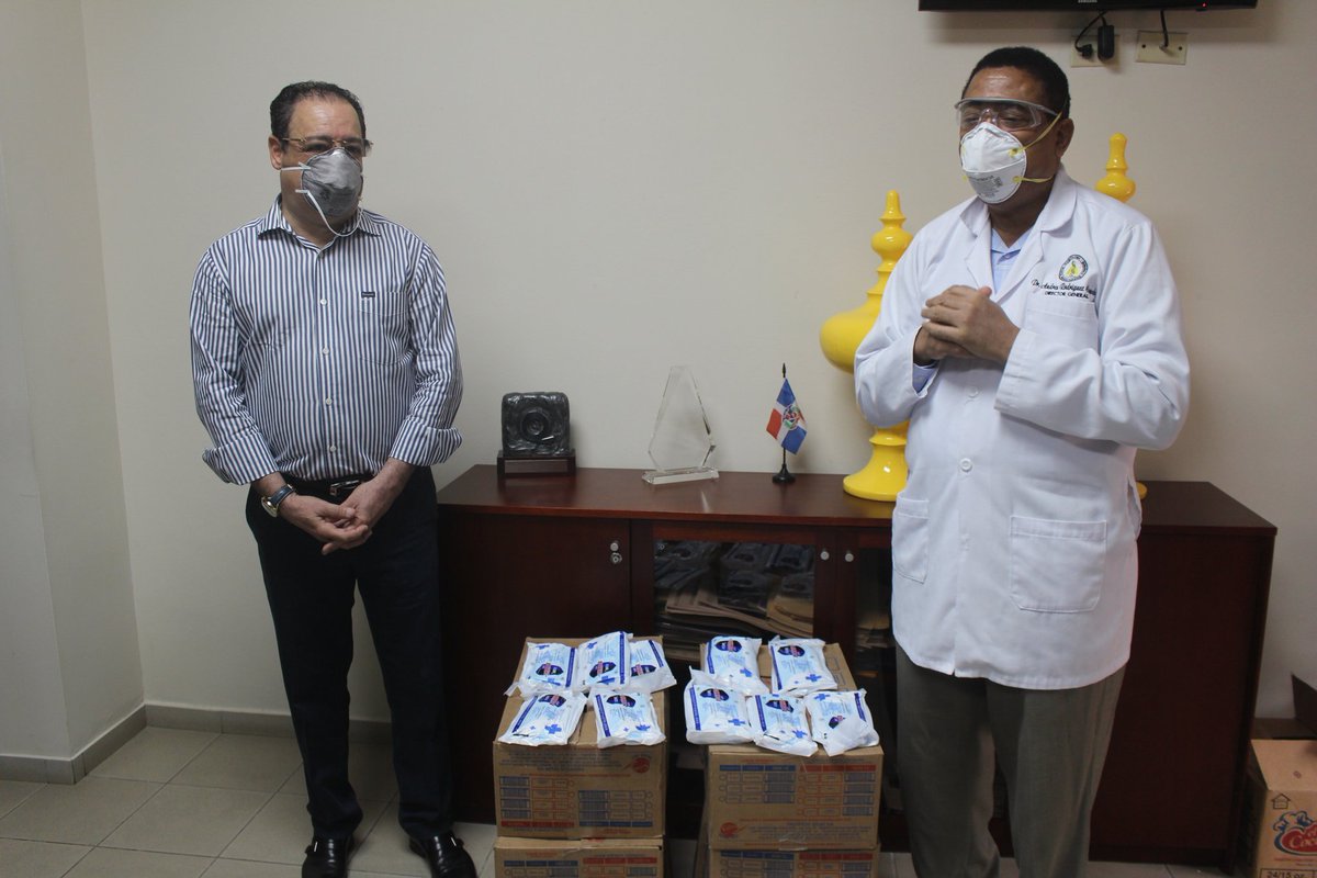 Jcesarcorrea's tweet photo. Junto a un grupo de profesionales de distintas áreas realizamos la donación de 4,330 mascarillas a varias instituciones de La Vega. 

Los donativos fueron entregados al Centro Geriátrico San Joaquín y Santa Ana, Hospital Profesor Juan Bosch, Dotación Policial y al Ejército. https://t.co/Hrno6Trro6