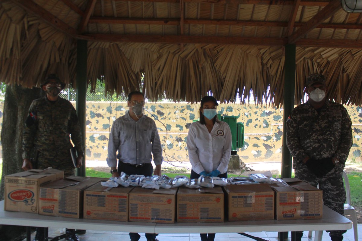 Junto a un grupo de profesionales de distintas áreas realizamos la donación de 4,330 mascarillas a varias instituciones de La Vega. 

Los donativos fueron entregados al Centro Geriátrico San Joaquín y Santa Ana, Hospital Profesor Juan Bosch, Dotación Policial y al Ejército.