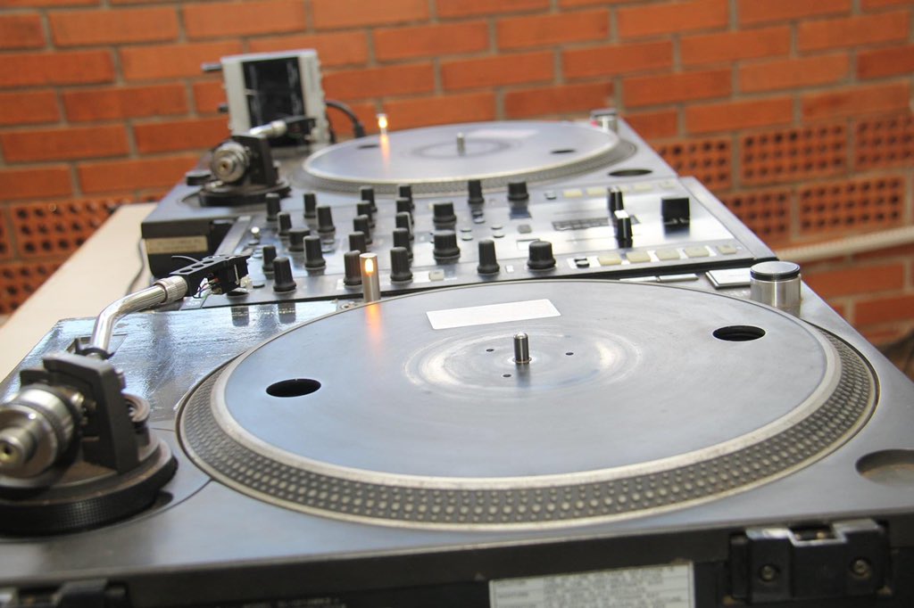 mighelribeiro's tweet photo. #cursodedj #djmkjay #mkjay #mk2 #technics #cursodjonline #traktor #kontrolz2 #audio8dj https://t.co/Bym6SyZH2V