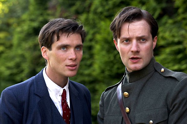  #41 - Le vent se lève de Ken Loach (2006)Irlande, 1920. Des paysans s& #39;unissent pour former une armée de volontaires contre les troupes anglaises envoyées pour endiguer les vœux d’indépendance du peuple Irlandais. Damien abandonne sa carrière de médecin pour rejoindre...