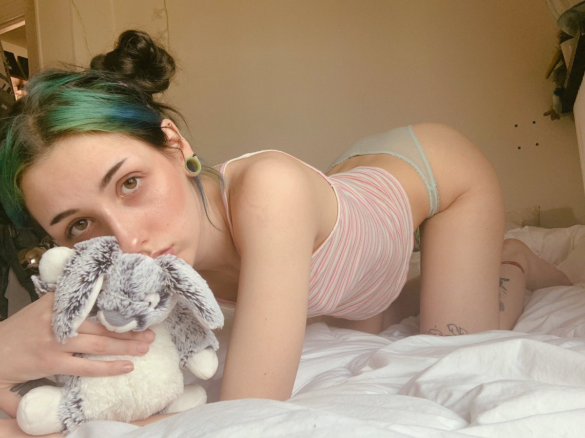 brattyrex's tweet photo. RT if you would cuddle me 👉🏻👈🏻🥺 https://t.co/OqKEQUMln3