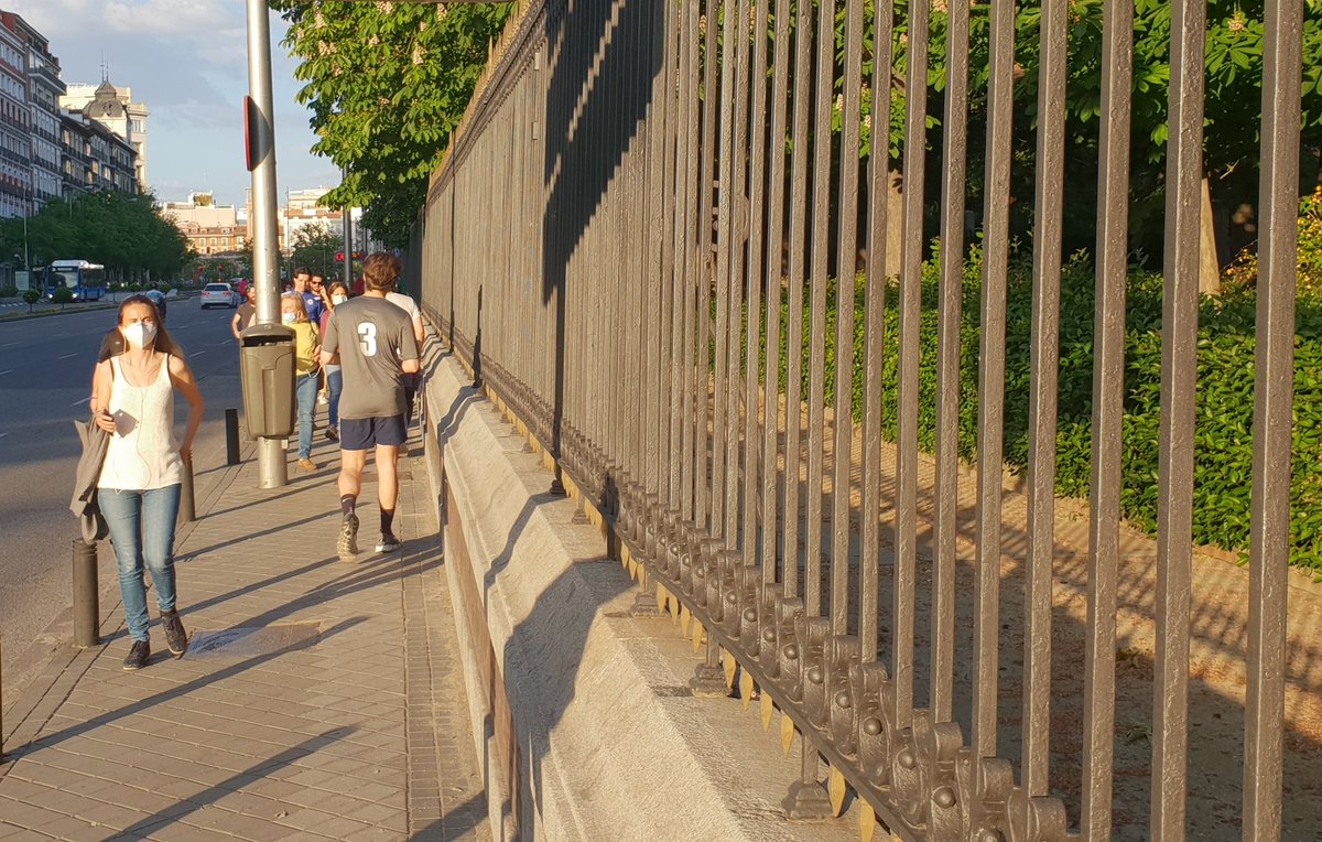 Runners apiñados en 1,20m de acera con el retiro cerrado. 
Juzguen vds el acierto o desacierto de vedar los espacios verdes.