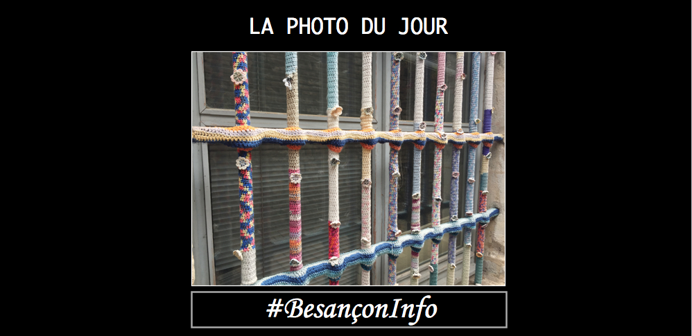 BesanconInfo's tweet photo. #BesanconInfo #Besançon confinée J53 - Quand les barreaux des fenêtres s'habillent de couleurs et de fleurs au crochet dans la cour de l'hôtel de Champagney #Battant #confinement #restezchezvous #covid19 #coronavirus https://t.co/e2q4iejWhH