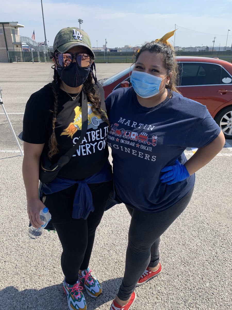 MsJassia's tweet photo. Volunteering at @NISD Gus Stadium with the @safoodbank! Such an incredible opportunity and obviously repping @NISDmartin #MartinEngineers https://t.co/1fftIwUa7d