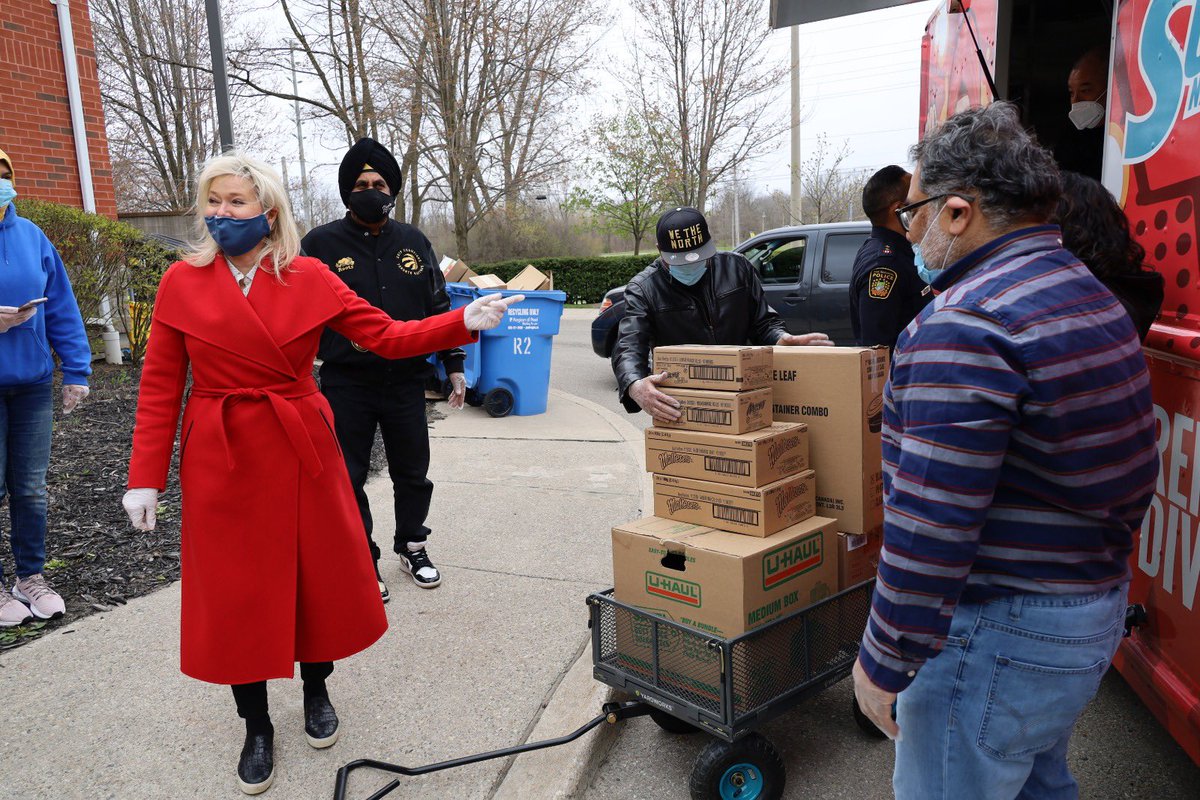 As #MothersDay approaches, I was grateful to join #Mississauga's very own @superfan_nav to donate hot meals to the women at @InterimPlace as part of his #MealsOnTheMove mission. Thanks to all the staff who've been supporting women & children in our shelters during this pandemic.