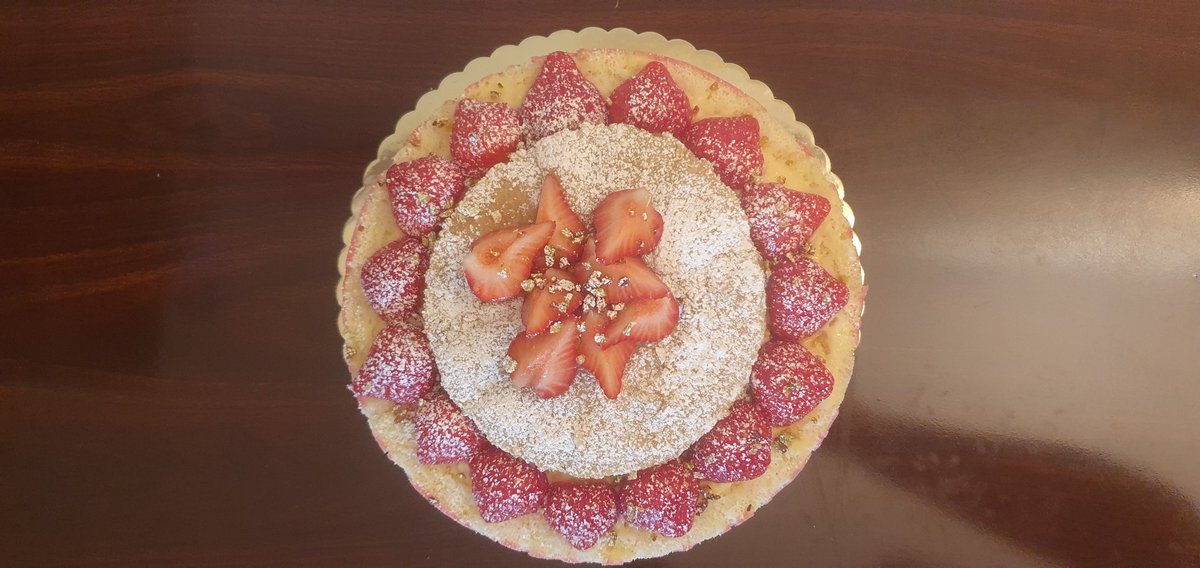 Valkyns's tweet photo. Quand tu t'ennuie lors du confinement. Heureusement certains client commande encore. Fraisier et biscuit Dacquoise à la Pistache.
#patisserie #fraisier #dacquoise #commande #patissier #homemade #faismaison https://t.co/mO50tFnYwh