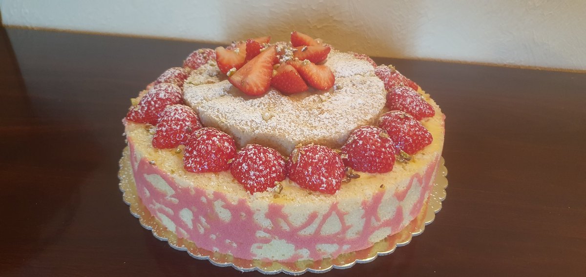 Valkyns's tweet photo. Quand tu t'ennuie lors du confinement. Heureusement certains client commande encore. Fraisier et biscuit Dacquoise à la Pistache.
#patisserie #fraisier #dacquoise #commande #patissier #homemade #faismaison https://t.co/mO50tFnYwh