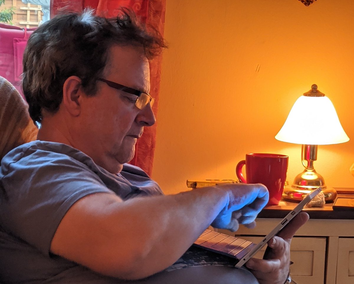 DanielHeithorn's tweet image. Da ich Dienstag das #SurfaceGo2 bekomme, bekommt mein Vater mein &quot;altes&quot; #Surface3 🙌

Es rennt immer noch sehr zügig und mein Vater wollte immer schon was kleines, kompaktes.

Er ist voll im Entdeckermodus!