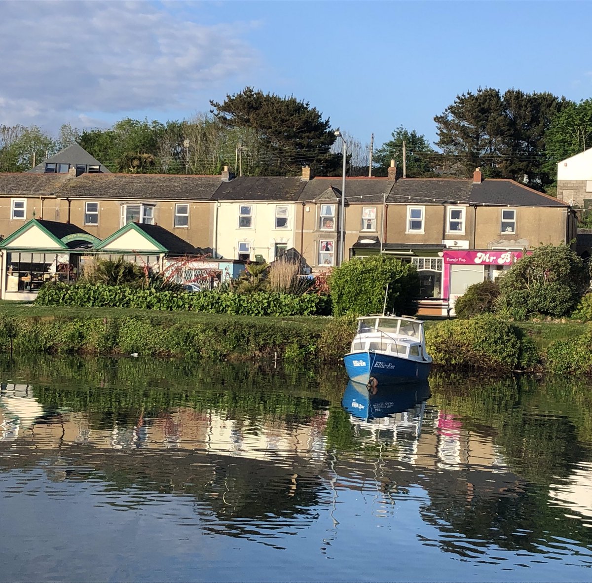 JackiHicks's tweet photo. This evening’s walk ... I guess the seagulls didn’t get the “social distancing” memo 😱 #dailyexercisewalk #walkfromhome #HayleEstuary #HayleHarbour https://t.co/YCl1RDoC65