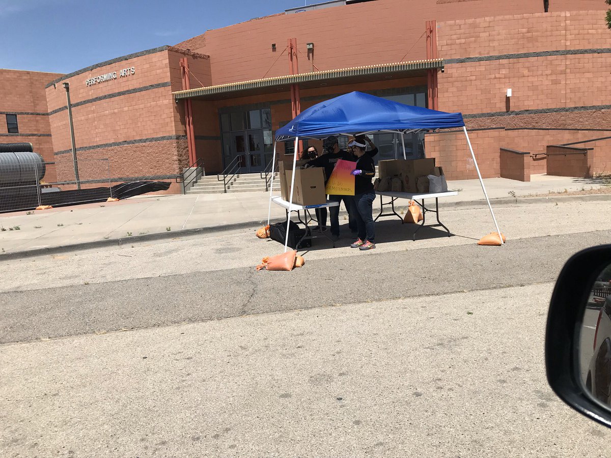 HchavezEdhs's tweet photo. #AztecEmpire Thanks to El Dorado Adm for the delicious lunch. It hit the spot. Muchas Gracias! Like my mom used to say, “pansa llena corazon contento.” 😁👌🏻Love my Adm. #EDAztecs_HS. https://t.co/eejdKPLchM