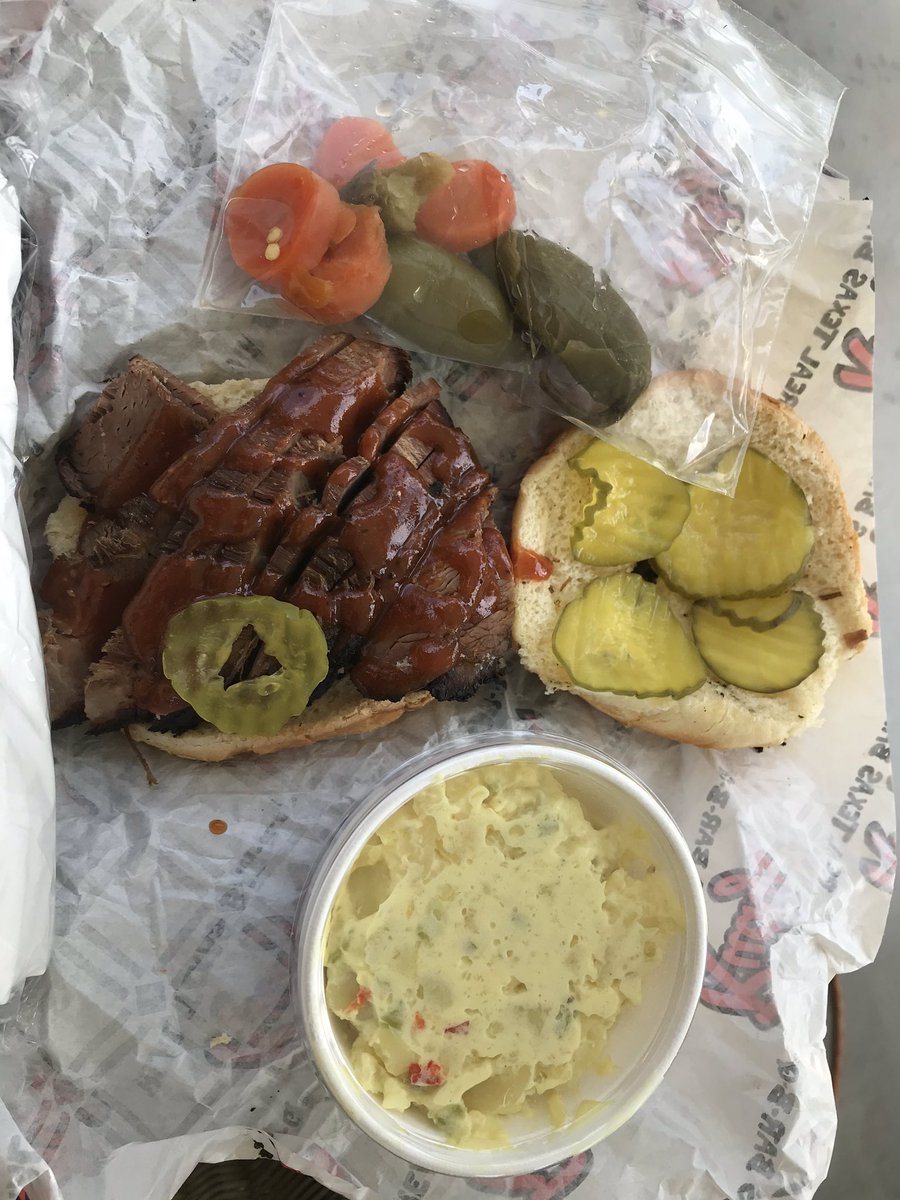 HchavezEdhs's tweet photo. #AztecEmpire Thanks to El Dorado Adm for the delicious lunch. It hit the spot. Muchas Gracias! Like my mom used to say, “pansa llena corazon contento.” 😁👌🏻Love my Adm. #EDAztecs_HS. https://t.co/eejdKPLchM