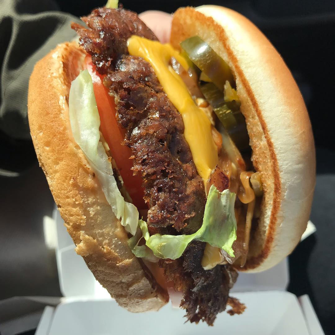 FreddysUSA's tweet photo. We interrupt your scrolling to remind you that hot, cooked-to-order steakburgers are still available in the #FreddysDriveThru!
π·: @ niku_nuki https://t.co/5nDd7CYo0P