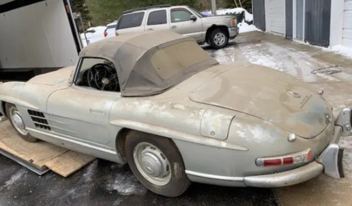 CariopeMotor's tweet photo. #wowMercedes INCREIBLE, un #MercedesBenz 300SL Roadster ha estado escondido durante más de 40 años en un granero de Arizona. 

‼️ No escondas tu Mercedes. disfrútalo 😮 #KeysAtHome

Comprado en 1976 y escondido poco después, con menos de 25.000 km.

https://t.co/QFJjzDPRIW https://t.co/L0nclVG1TG