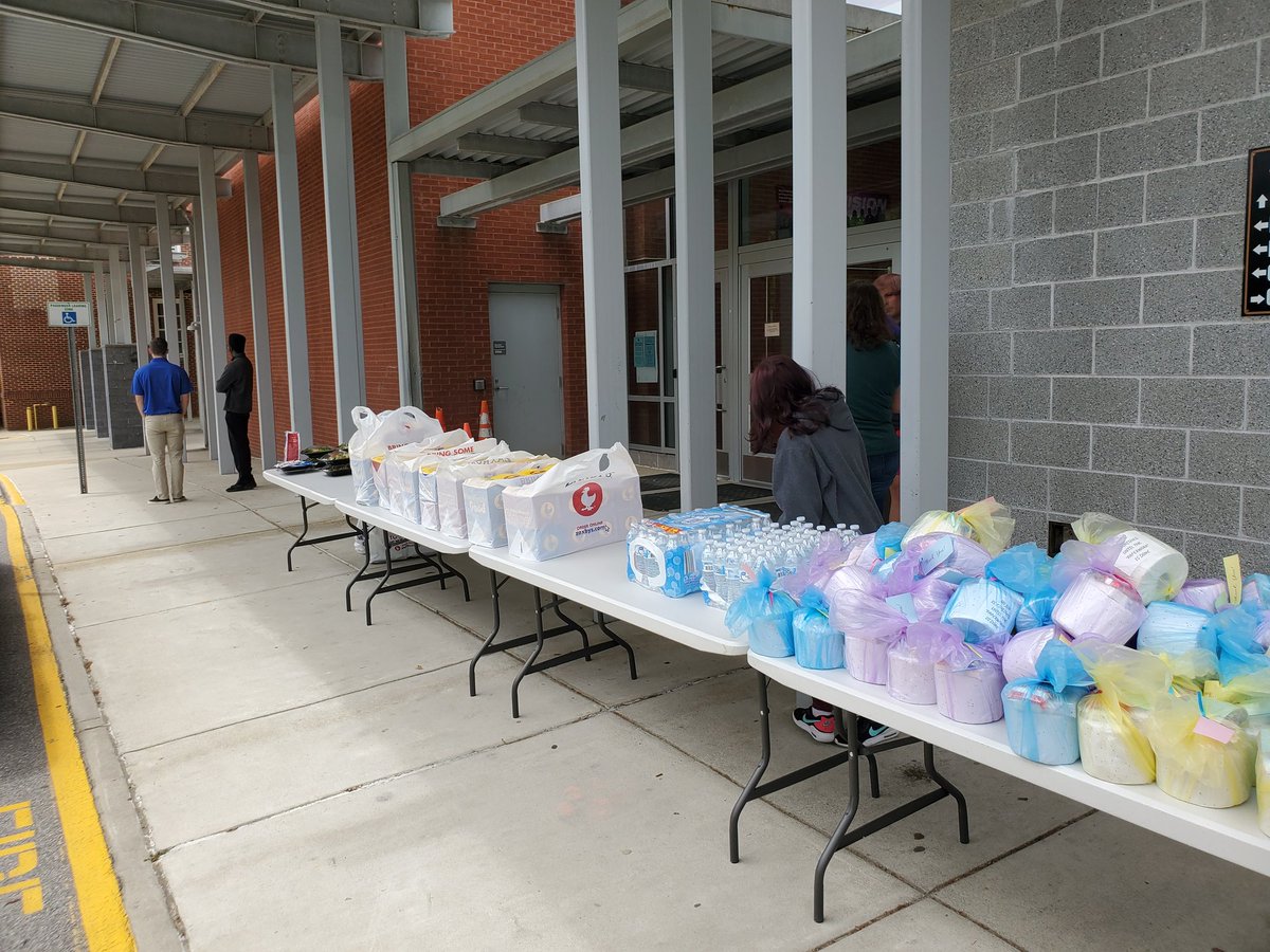 principalkris's tweet photo. Celebrating our amazing @FuquayVarinaMS teachers with a drive thru luncheon and an essential items gift bag! Thank you to our awesome PTSA for setting this up. #ThankAWCPSSTeacher https://t.co/WYmkzfxAUC