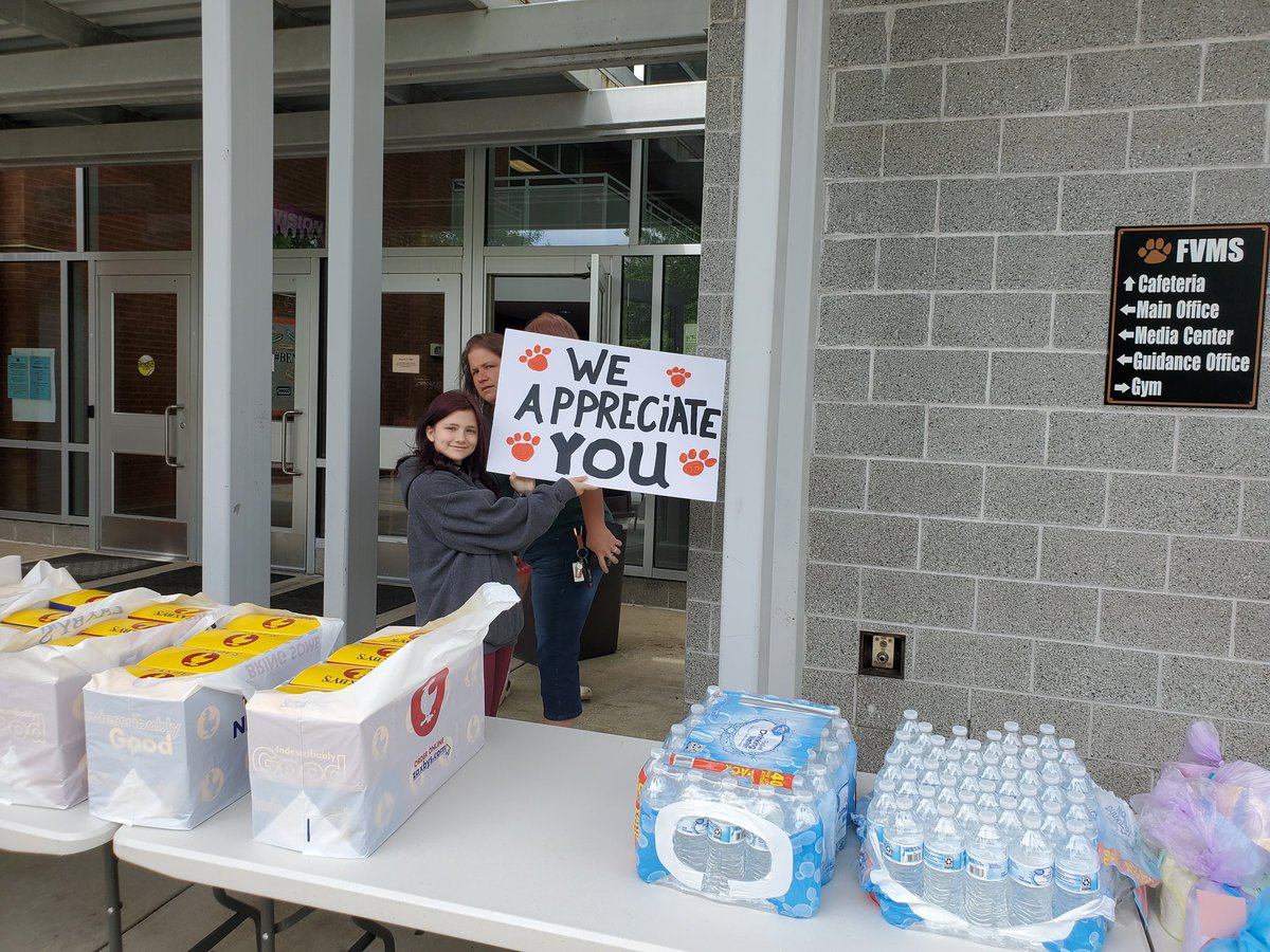 principalkris's tweet photo. Celebrating our amazing @FuquayVarinaMS teachers with a drive thru luncheon and an essential items gift bag! Thank you to our awesome PTSA for setting this up. #ThankAWCPSSTeacher https://t.co/WYmkzfxAUC