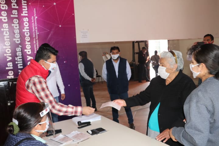 Neltiliz_tli's tweet photo. ¡Con el apoyo del Gobernador @OmarFayad, el trabajo en #ElCampoNoPara!
En #Zempoala, entregamos cheques del Seguro Agrícola Catastrófico 2019, con un monto de 475 mil 795 pesos, benefiando a 211 #Campesinos y sus familias. #ElCampoNoSeDetiene #COVID19 https://t.co/9XaZZvpHdg