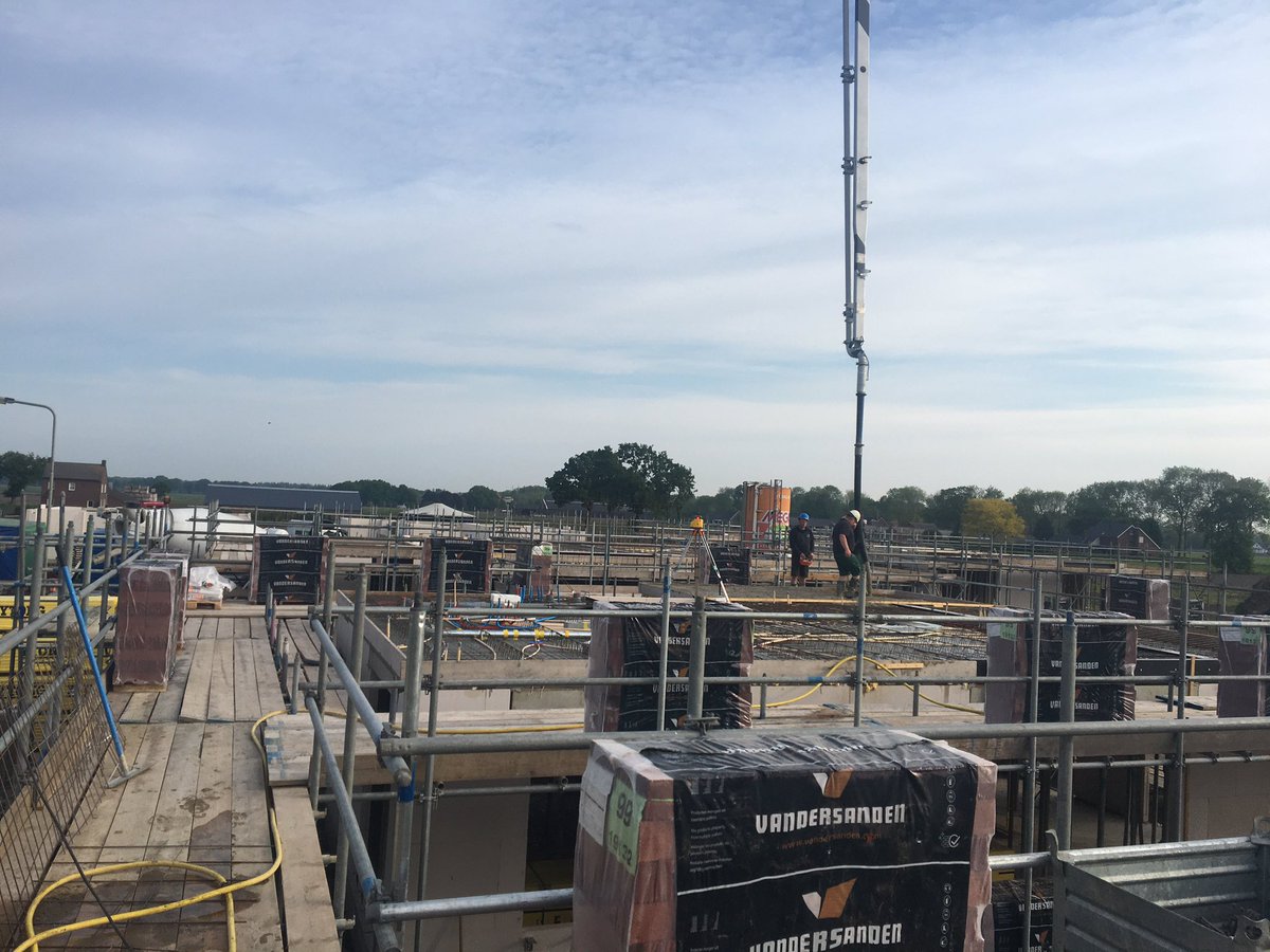 bouwmij's tweet photo. @BouwmijJanssen Cluster 4 deze week weer flink opgeschoten. 1ste 6 woningen de toppen gelijmd, metselwerk volop bezig, 1ste breedplaat vloeren gestort en de volgende fase funderingen uitgegraven. Komende week kan de vlag in de toppen. 💪 https://t.co/XVvo5R9XMc