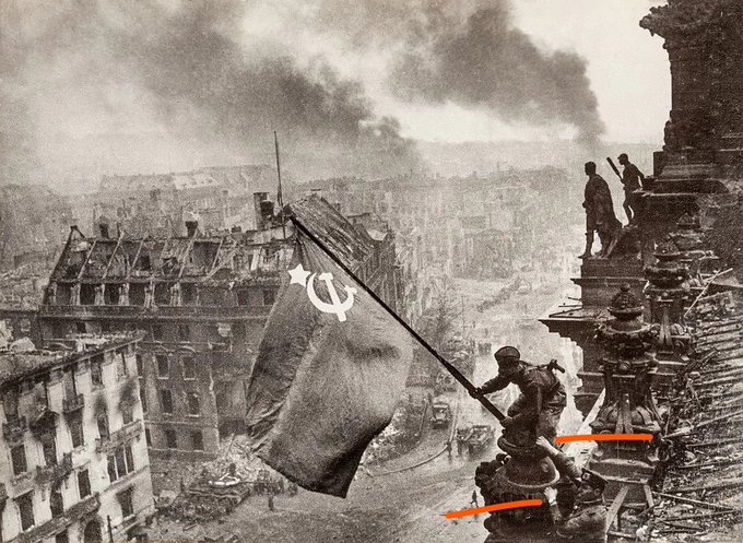 флаг победы над рейхстагом. красное знамя на рейхстаге. рейхстаг в берлине 1945. 1 мая рейхстаг. возведение флага на рейхстаг.
