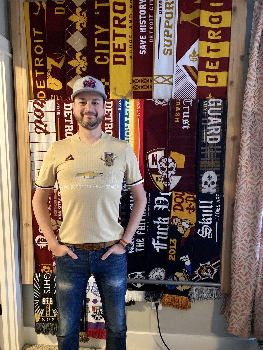 Now THIS gets interesting. The 2017 DCFC Away Kit introduces a subtle “collar” detail that’s been lovingly referred to as a “choker” (it gets a little chokey), and as you can tell by the pic is a LOT slimmer. Yesterday’s was a Medium and this is a Large but is still tight.  #DCTID