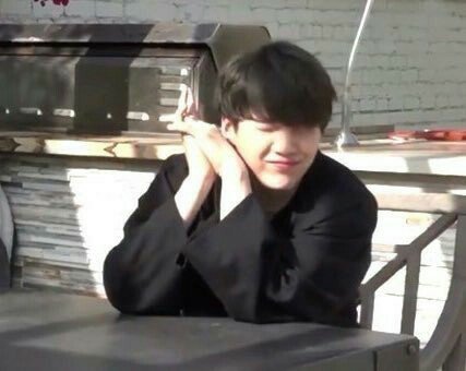 capsjin's tweet photo. ☆ sobre gatos e paternidade
─  yoonkook au

na qual yoongi descobre que sua gata está prenha e o pai é o gato do seu vizinho escroto e barulhento, jeon jeongguk.

chat • redes sociais • universo alt.
(repost / remake) https://t.co/dcsPPH6xim