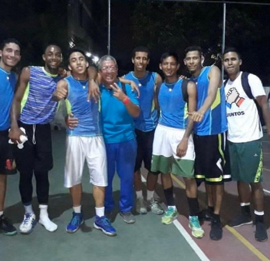 Brian Cedeño fue asesinado hoy en la Zona 7 de José Félix Ribas en Petare. Testigos denuncian que funcionarios le dispararon delante de su mamá durante el operativo de hoy. Era basquetbolista y muy querido por sus compañeros #8Mayo