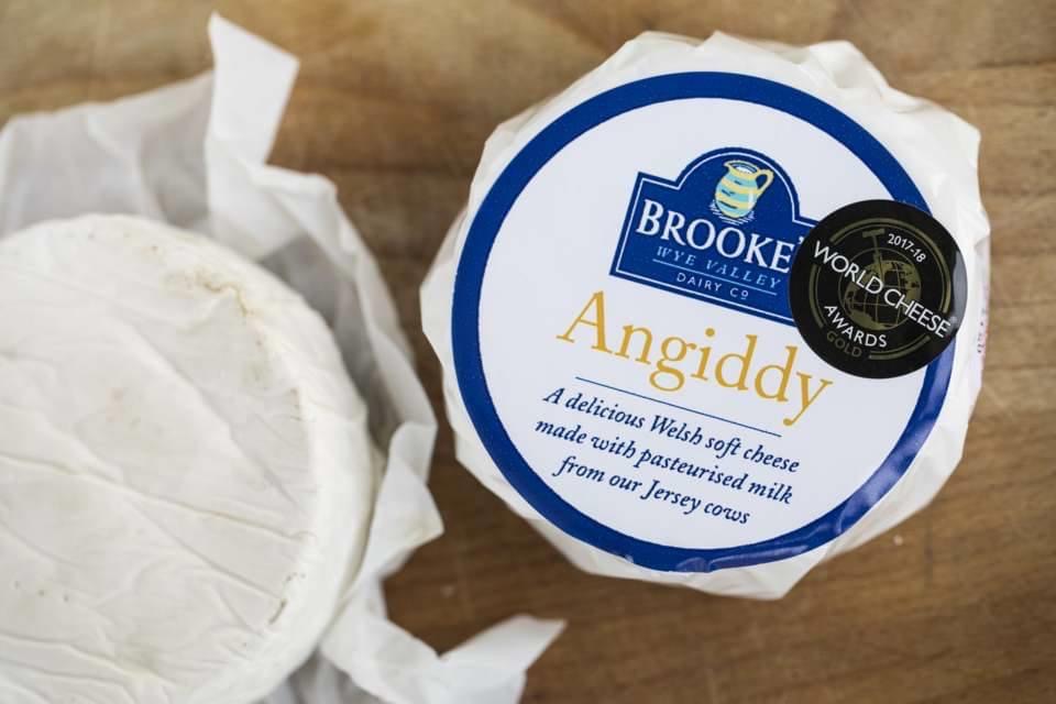 Our Angiddy is an award winning soft cheese, made on our family farm in South Wales with Jersey milk from our own cows 🧀🏴󠁧󠁢󠁷󠁬󠁳󠁿
#britishcheeseweekender #artisancheese #dairy #farming #cheese #wales #foodie #welshfood #wyevalleyproducers