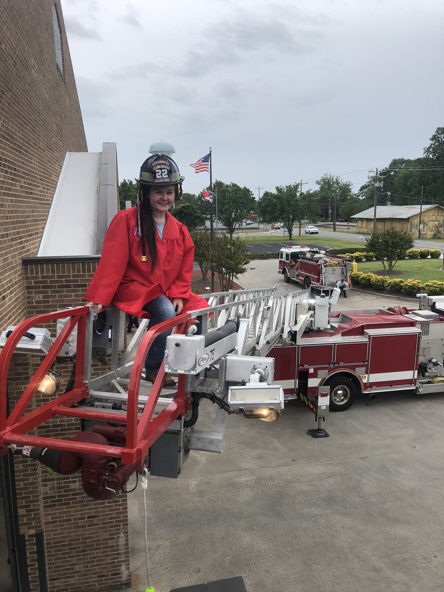 aglong01's tweet image. Onto bigger things 🎓 #2020