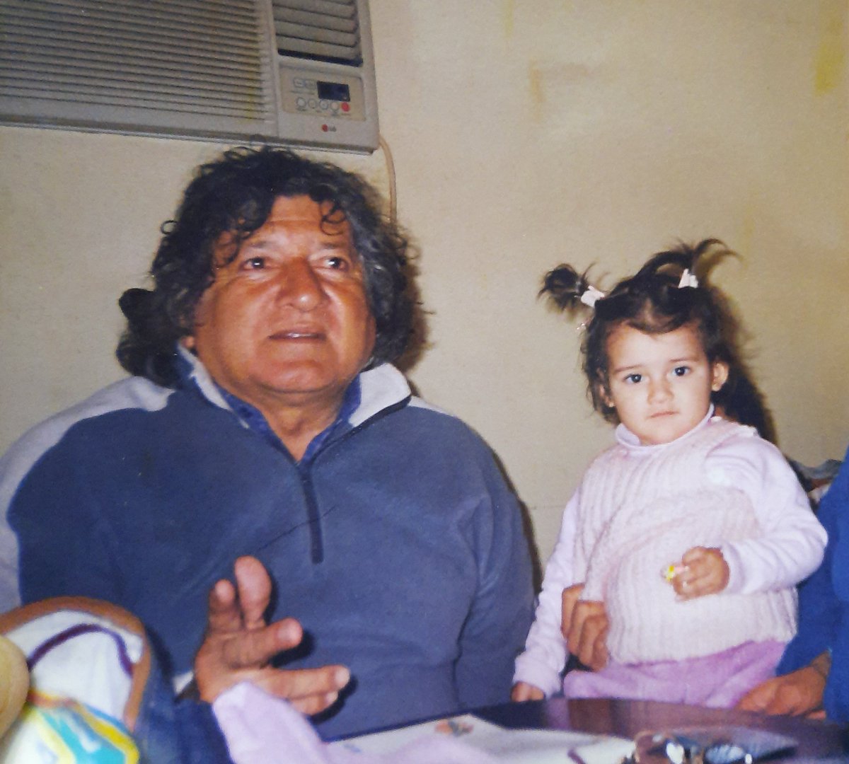 sssolcarlovich's tweet photo. Mi abuelo no murió, lo mataron. por una bicicleta te sacaron la vida, destruyeron los corazones de una familia y a miles de personas que te amaban y admiraban. Que se haga justicia y encuentren a los mosuntros que te hicieron esto, te mereces descansar en paz. te amo trinche https://t.co/vEFE20Wm09