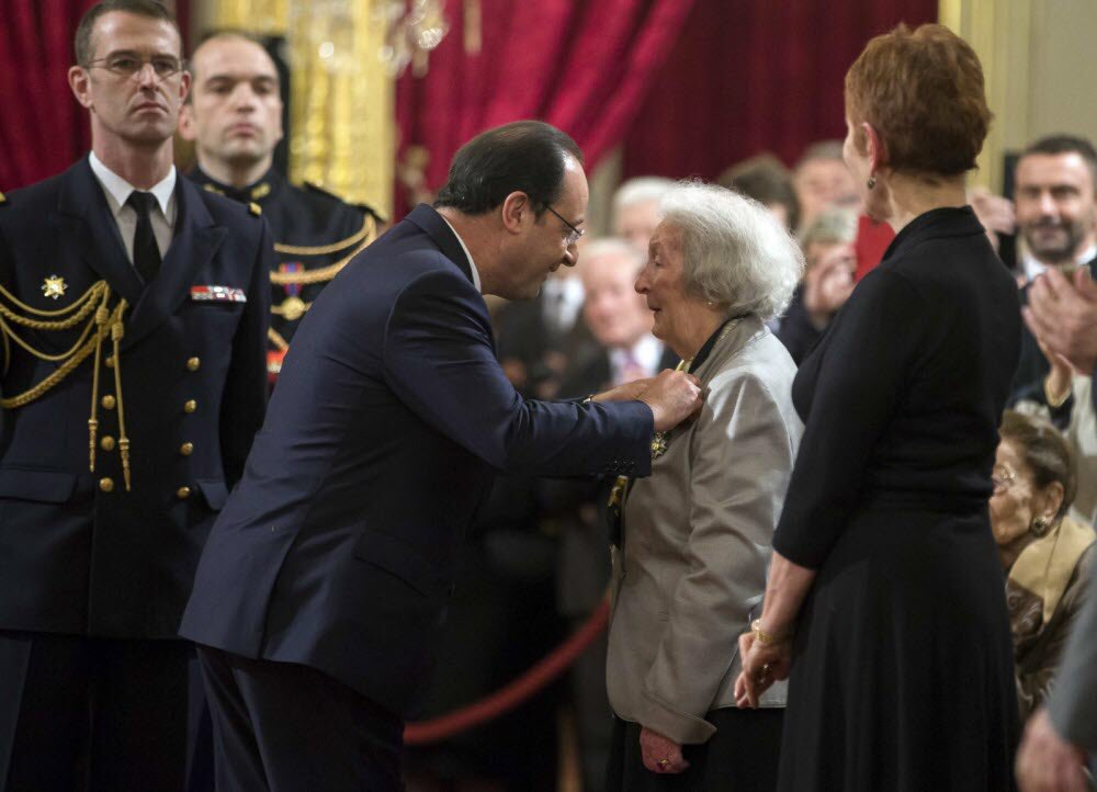 fhollande's tweet photo. C’est avec émotion que j’avais décoré Cécile Rol-Tanguy en 2014 à l’Elysée. Figure de la Résistance et de la Libération, c’est une grande dame qui nous quitte en ce jour si symbolique. Ses proches, à qui j’adresse mes pensées, peuvent être fiers de son engagement exceptionnel. https://t.co/VyWzVKxZr6
