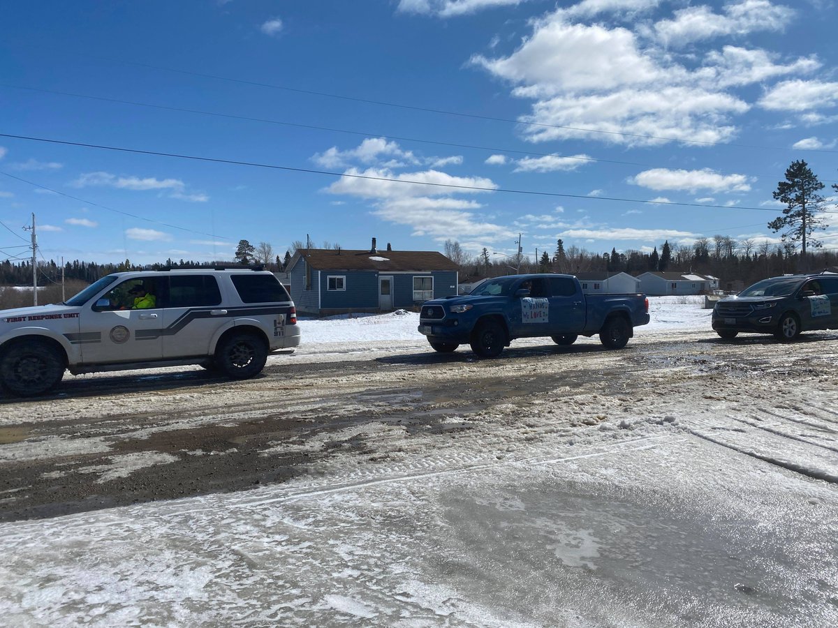 TeachForCanada's tweet photo. When school shut down in Kejick Bay, Lac Seul First Nation, the school community decided to organize a car parade for their students. They decorated their vehicles and drove past all of their students’ homes with positive messages. #BeyondTeaching #TeacherAppreciationWeek https://t.co/TnyFmNxCuk