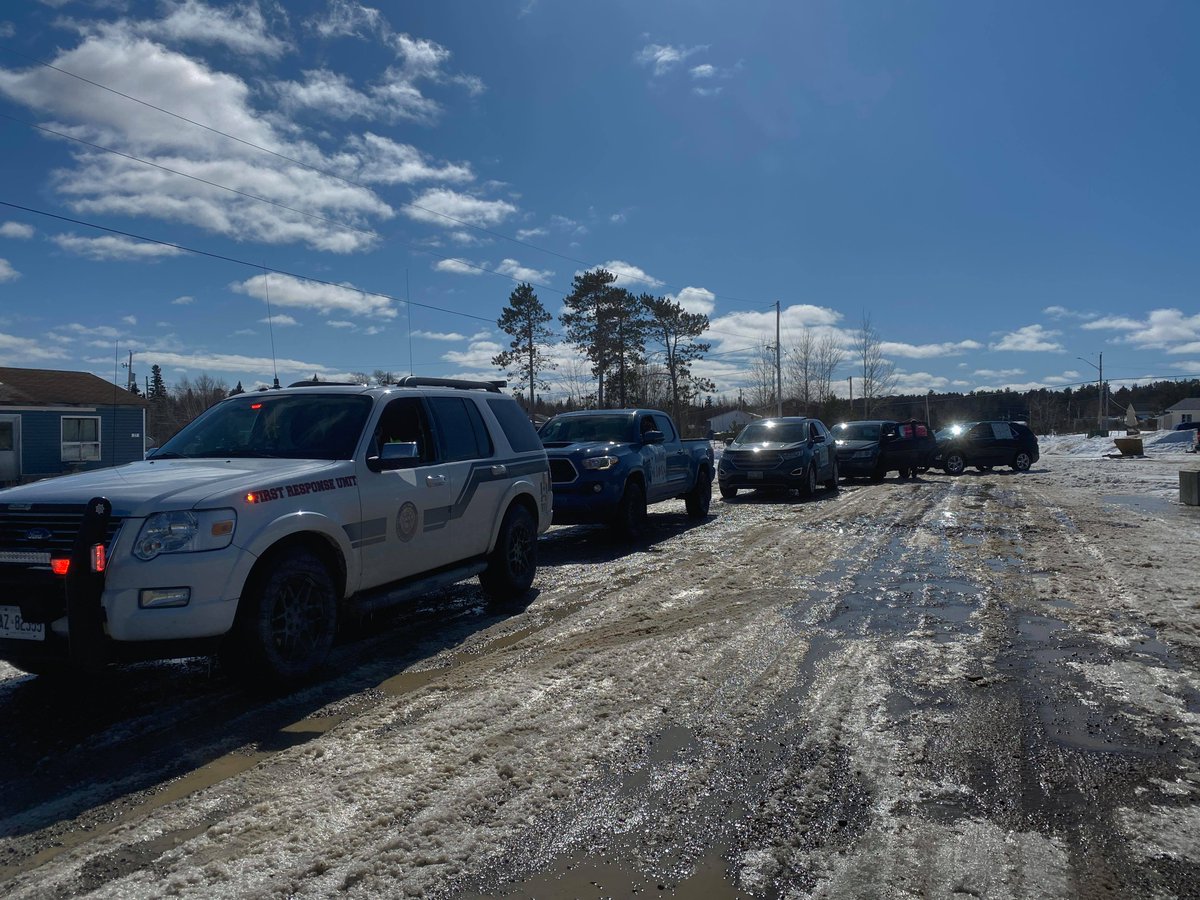 TeachForCanada's tweet photo. When school shut down in Kejick Bay, Lac Seul First Nation, the school community decided to organize a car parade for their students. They decorated their vehicles and drove past all of their students’ homes with positive messages. #BeyondTeaching #TeacherAppreciationWeek https://t.co/TnyFmNxCuk
